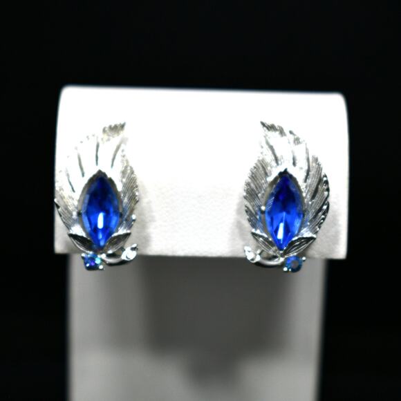 Lisner Blue Rhinestone Clip Earrings, Rhodium Plated, 1960s Vintage Jewelry - Picture 6 of 10